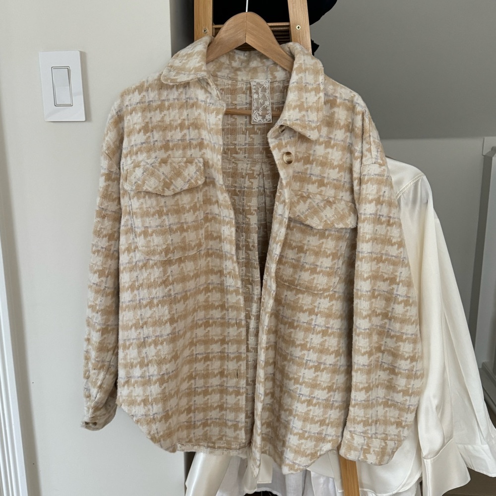 Sadie & Sage neutral taupe shacket